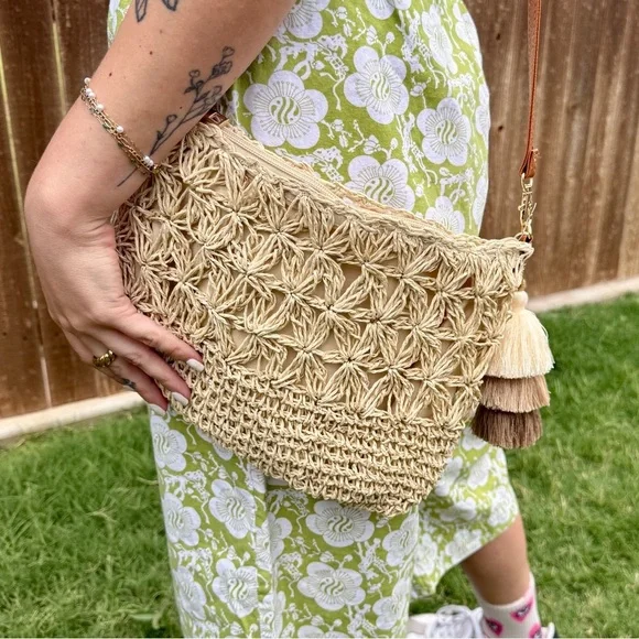 Straw Woven Crossbody & Wristlet Bag – Adjustable Strap 🌾🤎 - Picture 2 of 5